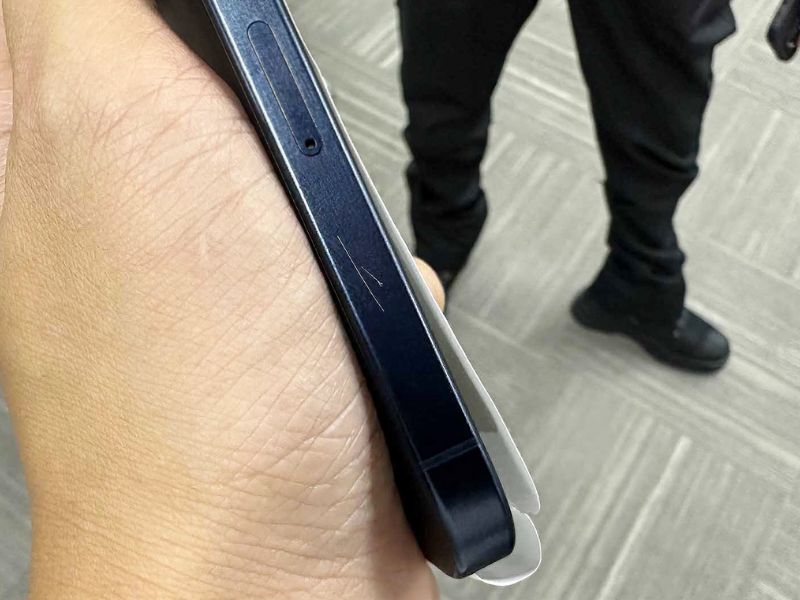 Tình trạng iPhone 15 Pro Max bị tróc sơn viền