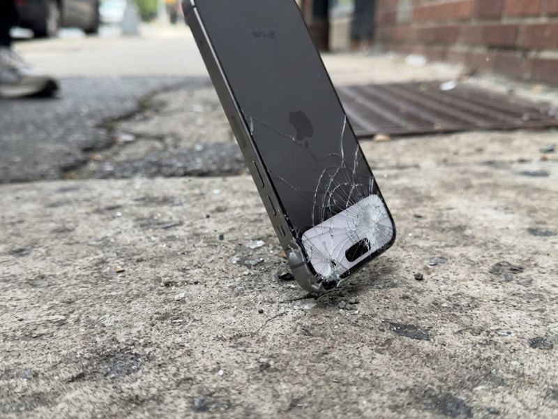 Phone 17 bị rơi hoặc chịu va đập mạnh