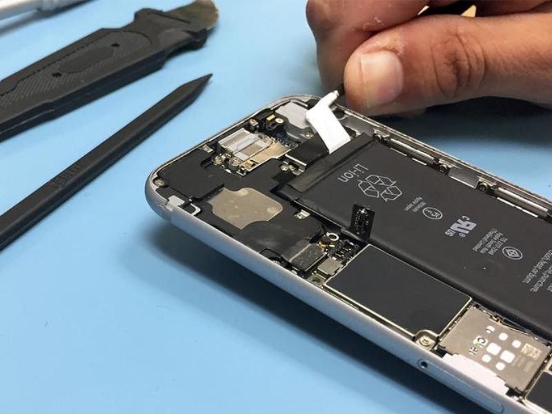 Quy trình thay pin iPhone diễn ra như thế nào?