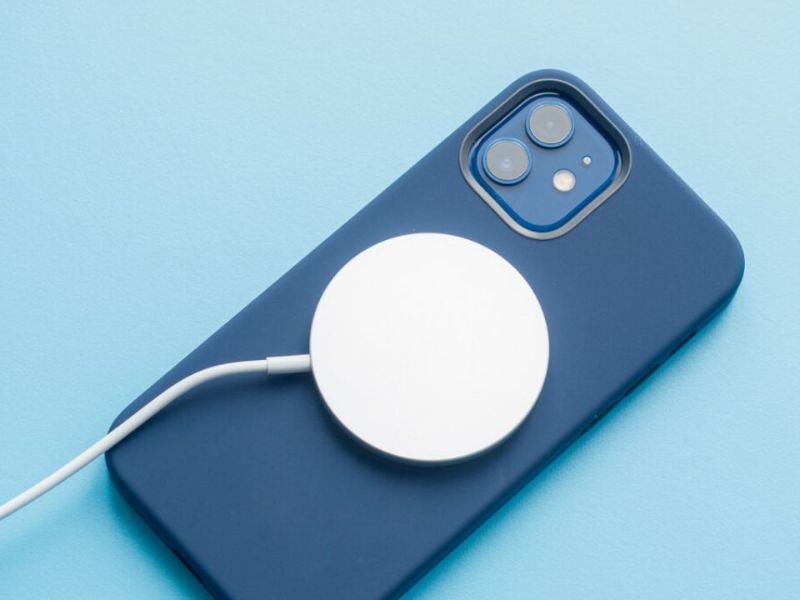 Rút sạc và để iPhone 12 nguội tự nhiên
