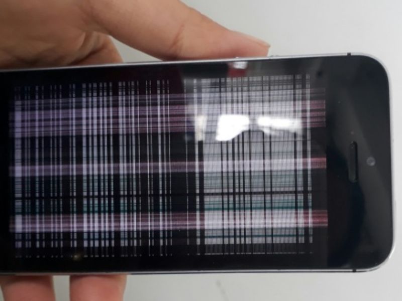 Màn hình điện thoại iPhone bị sọc ngang