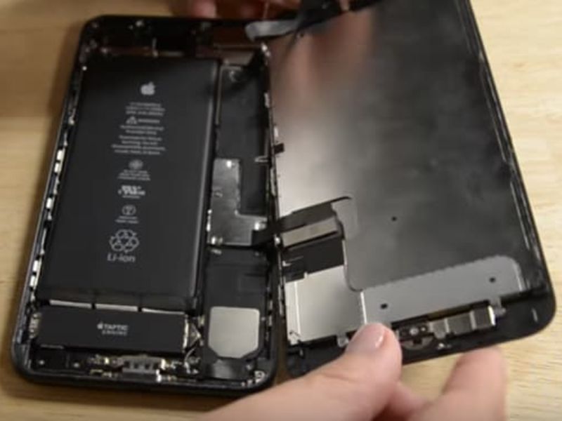 Xử lý lỗi điện thoại iPhone đen màn hình nhưng vẫn chạy
