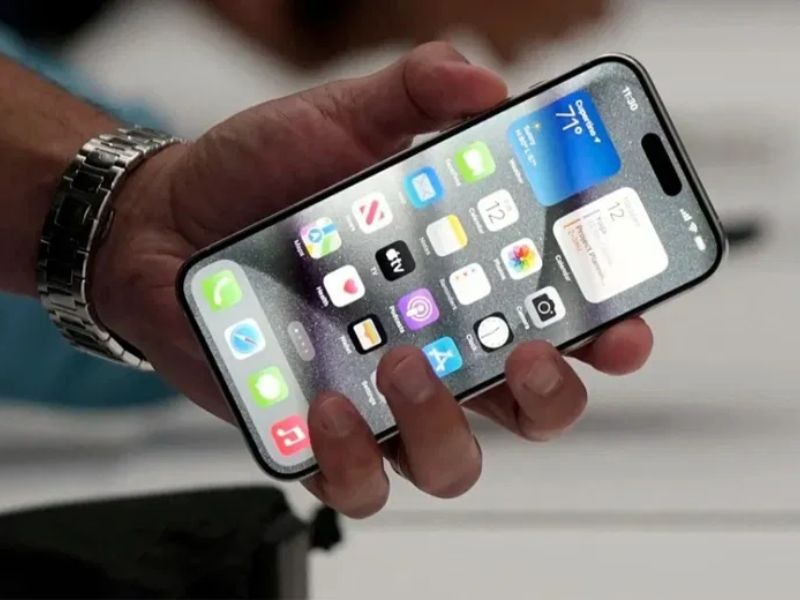 Sửa lỗi iPhone 15 Pro Max bị chớp màn hình ở đâu uy tín?