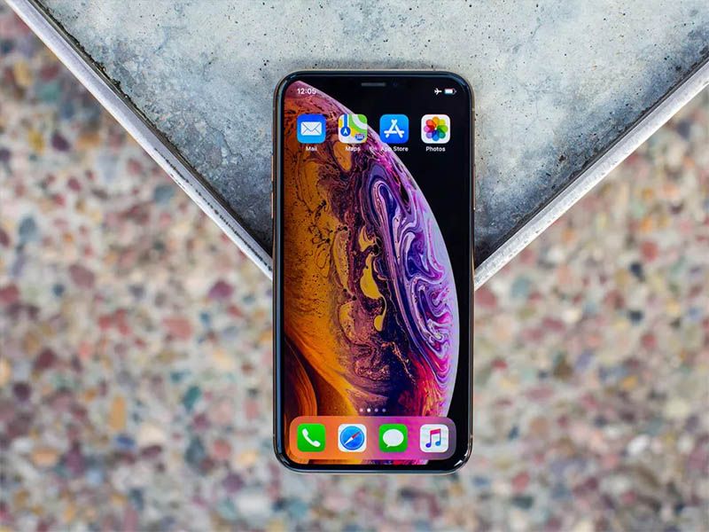 Tấm nền OLED mang lại độ sắc nét và màu sắc ấn tượng