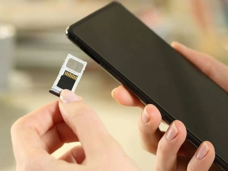 Tháo và lắp lại SIM nhằm kiểm tra tín hiệu mạng