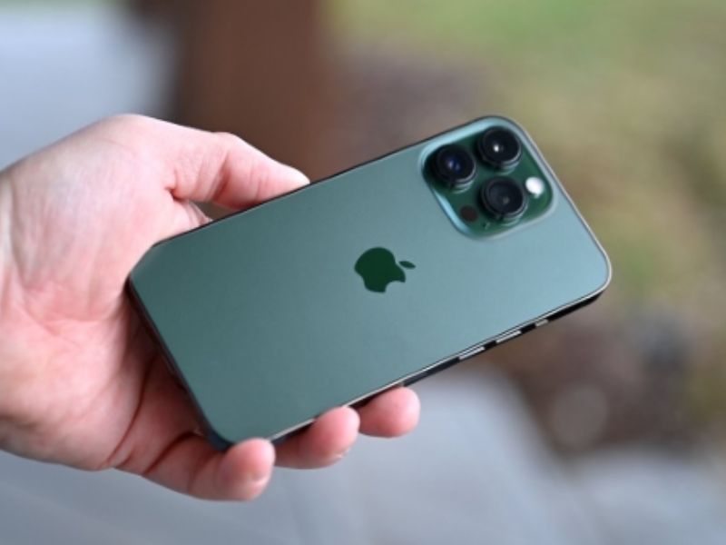 Trọng lượng iPhone 13 ảnh hưởng gì đến trải nghiệm sử dụng?