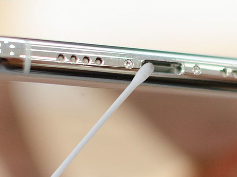 Các bước vệ sinh ổ sạc điện thoại