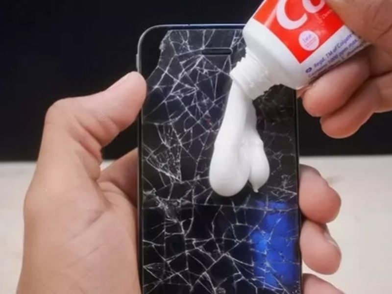 Khắc phục vỡ màn hình điện thoại bằng kem đánh răng