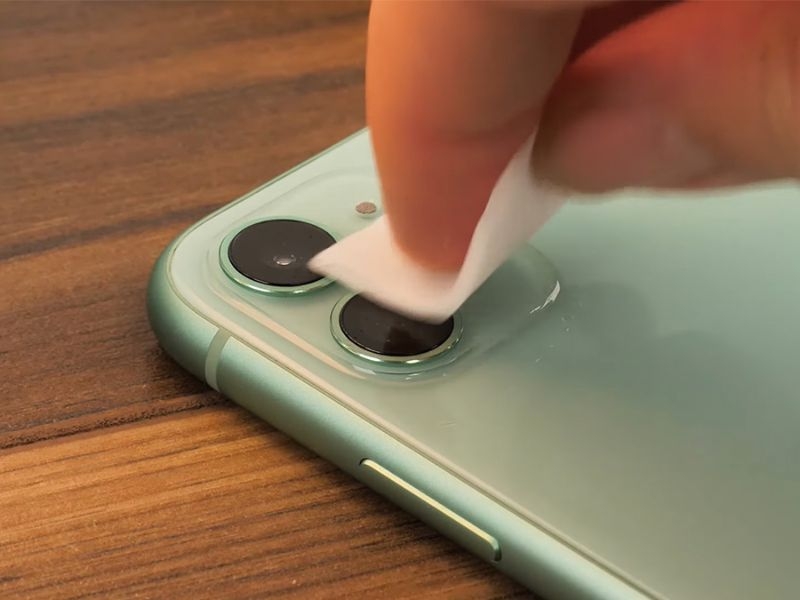 Cách vệ sinh camera iPhone đúng cách, không lo xước