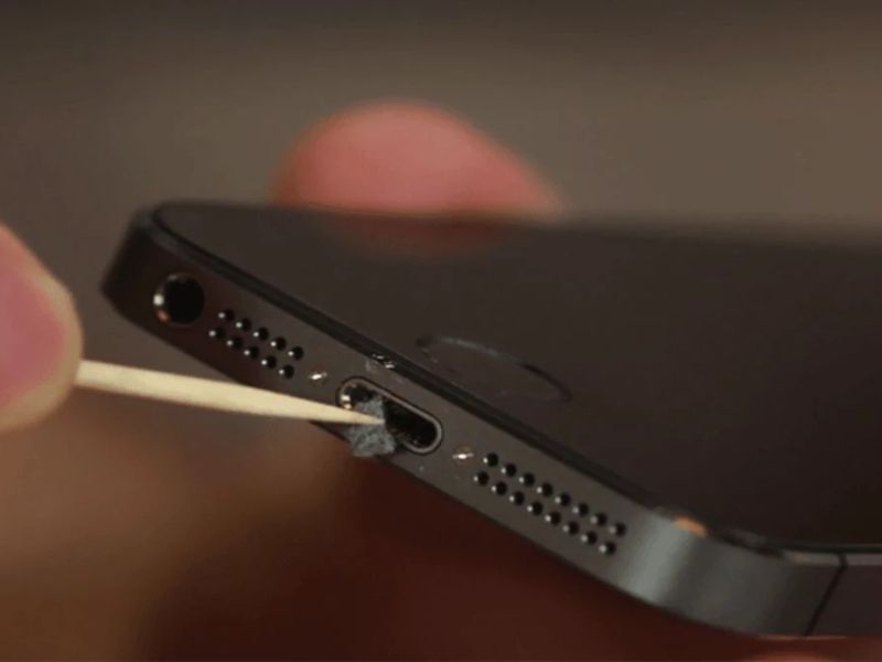 Cách vệ sinh cổng sạc điện thoại sạch nhanh, an toàn