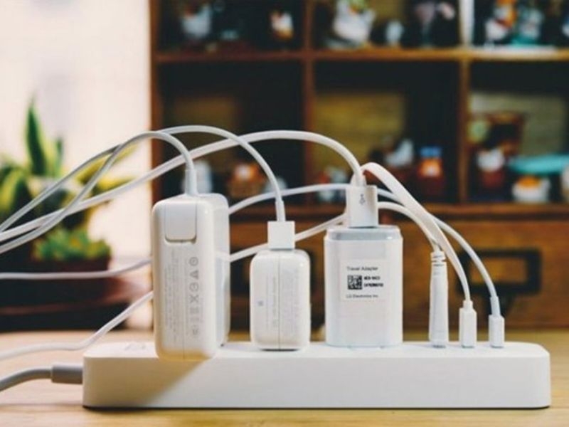Thói quen cắm cục sạc liên tục vào ổ điện có sao không?