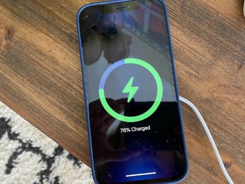 Điện thoại còn bao nhiêu phần trăm pin thì sạc chuẩn nhất