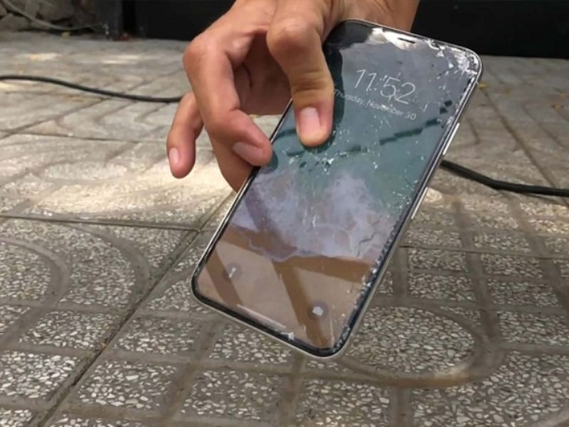Điện thoại rơi nhiều có sao không? Cách kiểm tra