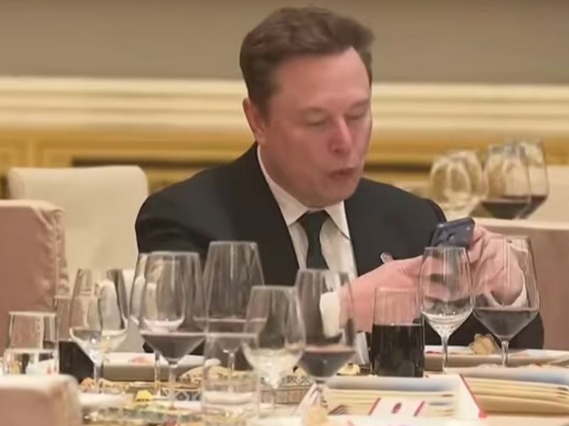Elon Musk dùng điện thoại gì? Sự thật gây tò mò