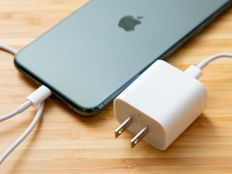 iPhone 12 Pro Max sạc bao nhiêu W là chuẩn nhất?