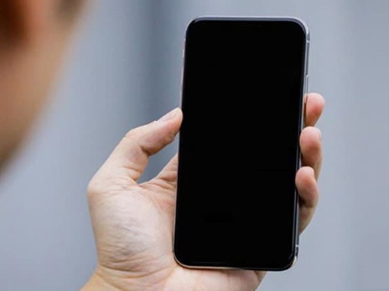 iPhone 13 không lên màn hình phải làm sao?