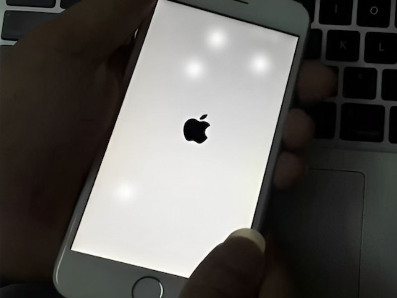 Màn hình iPhone bị đốm sáng: Nguyên nhân, cách sửa